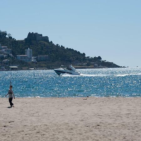 Apartamento A Pie De Playa, Climatizado Y Parking Roses Kültér fotó